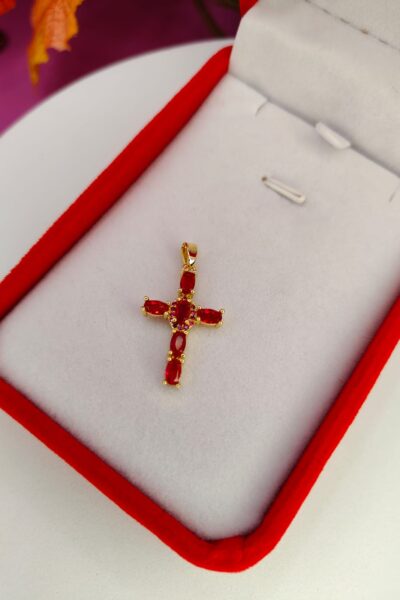 Zawieszka krzyż czerwone kamienie