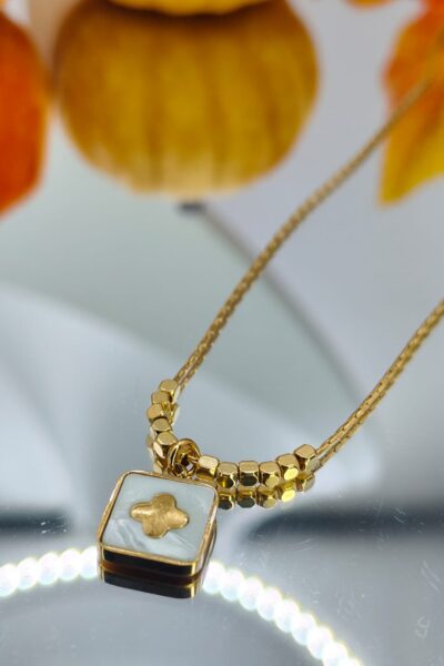 Naszyjnik lilu w kwadracie perłowym