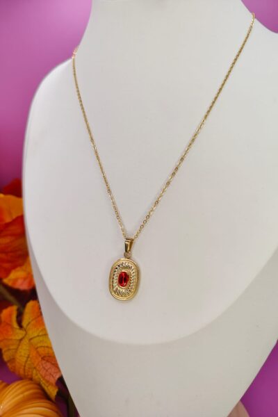 Celebrytka czerwony kamień